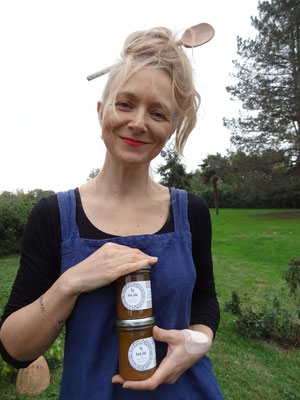 Audrey avec les pots de confitures
